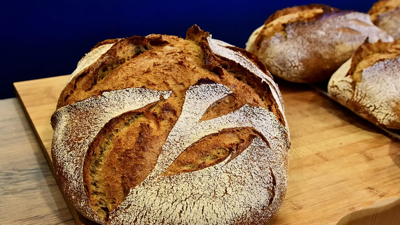Miche de pain au levain sur une planche